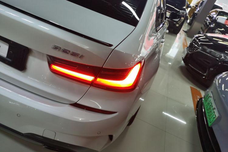 宝马3系 2022款 改款 325i M运动曜夜套装车身外观9