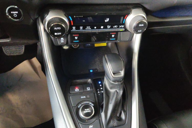 丰田 威兰达 2023款 双擎 2.5L E-CVT四驱尊贵版中控内饰18