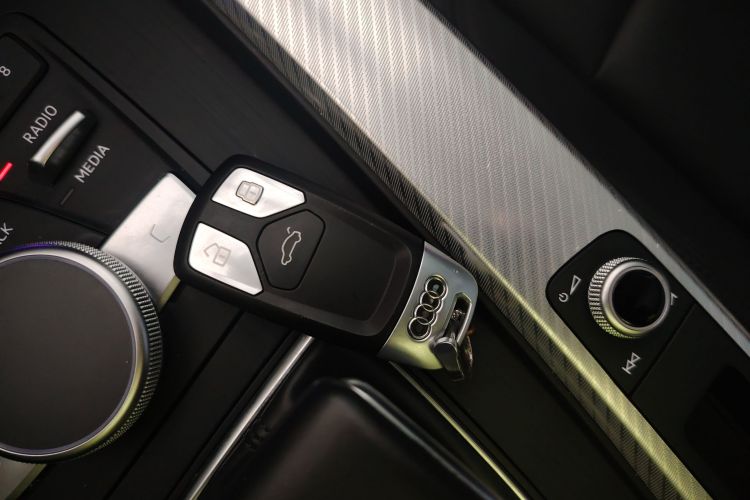 奥迪A4L 2018款 30周年年型 40 TFSI 时尚型中控内饰7001