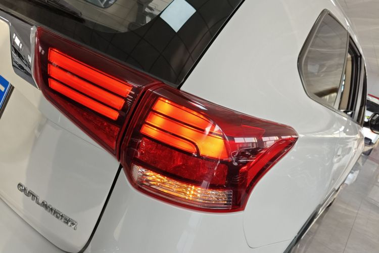 三菱 欧蓝德 2020款 2.0L 两驱畅享版 5座车身外观9