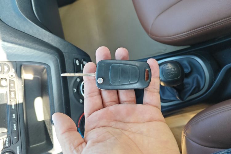 起亚K2 2012款 三厢 1.4L MT GLS纪念版中控内饰11