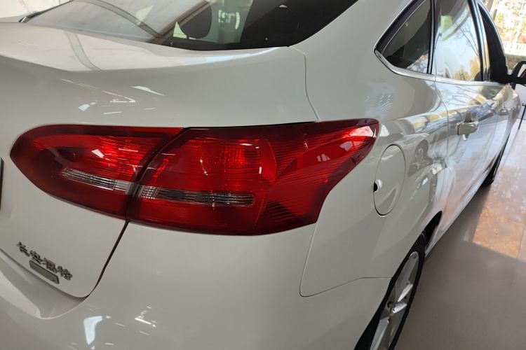 福特 福克斯 2017款 三厢 EcoBoost 180 自动精英型车身外观9