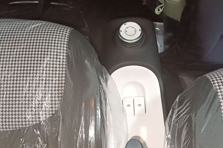 五菱汽车 宏光MINIEV 2024款 第三代 215km 青春版中控内饰18