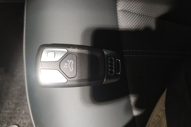 奥迪A4L 2025款 200万辆悦享版 40 TFSI 时尚动感型中控内饰11