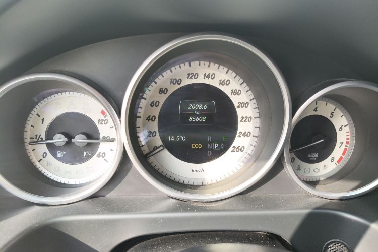 奔驰E级 2015款 E 200 L 运动型中控内饰15