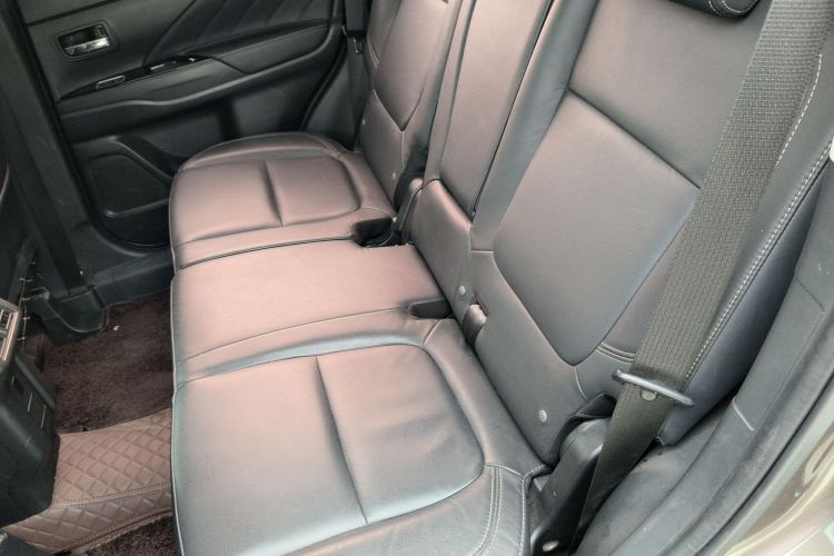 三菱 欧蓝德 2019款 2.4L 四驱致享版 5座 国V中控内饰7004