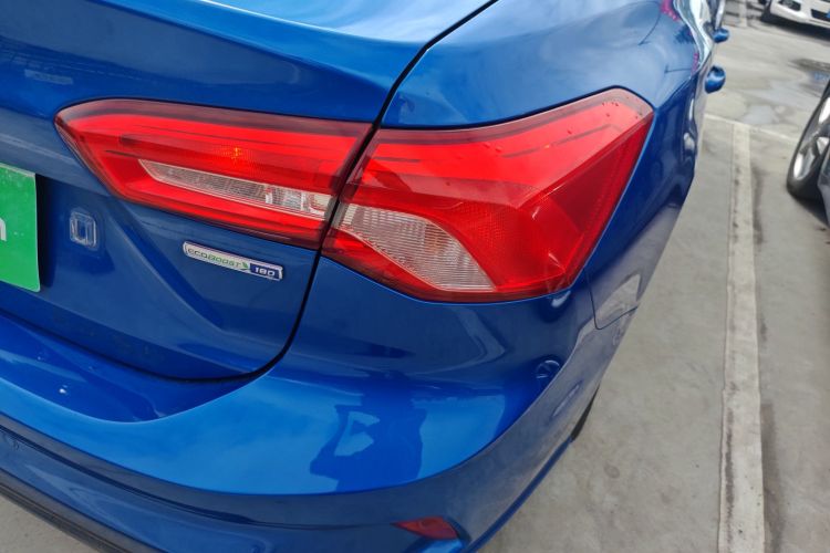 福特 福克斯 2020款 三厢 EcoBoost 180 自动锋潮型车身外观9