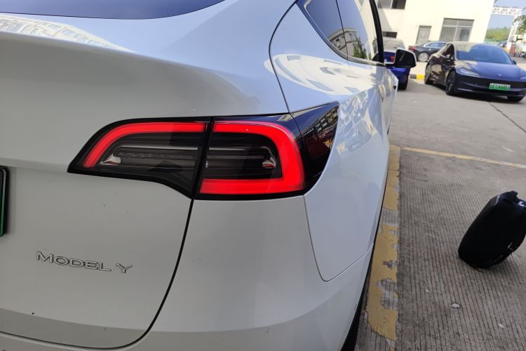 特斯拉 Model Y 2023款 后轮驱动版车身外观9