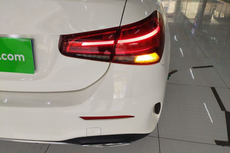 奔驰A级 2022款 A 180 L 运动轿车车身外观9