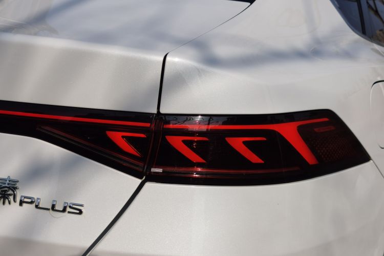 比亚迪 秦PLUS 2023款 冠军版 DM-i 55KM超越型车身外观9