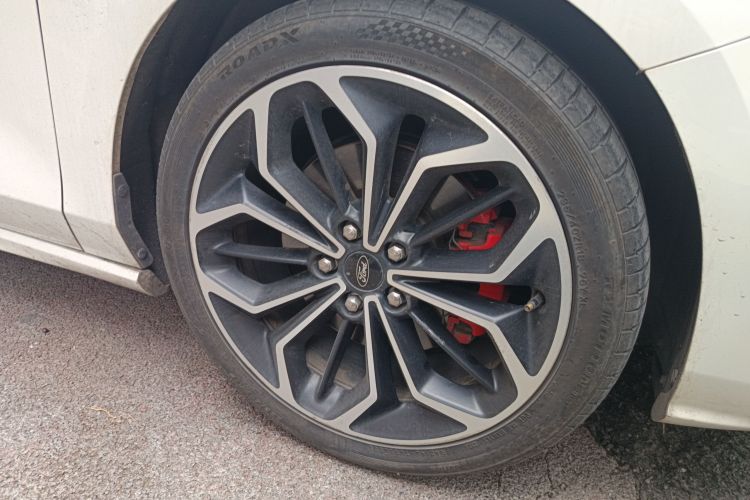 福特 福克斯 2020款 三厢 EcoBoost 180 自动ST Line车身外观10