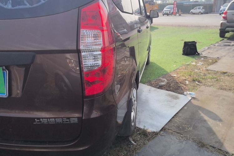 五菱汽车 五菱宏光 2015款 1.5L S 基本型国IV车身外观9