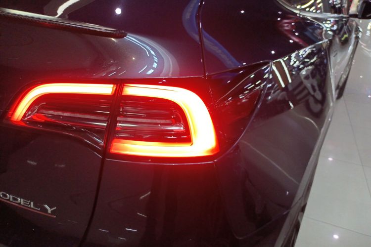 特斯拉 Model Y 2022款 Performance高性能全轮驱动版车身外观9