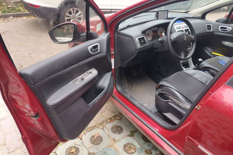 标致307 2013款 两厢 1.6L 手动舒适版中控内饰20