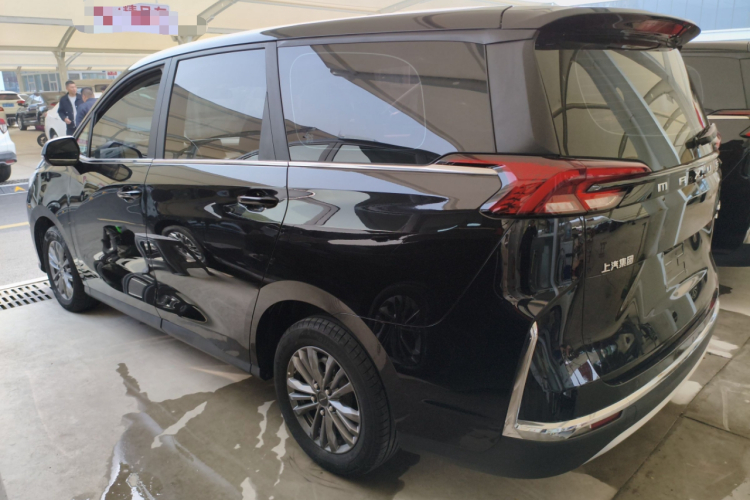 上汽大通MAXUS 大通G50 2023款 PLUS 1.5T 幸福推荐自动启航版车身外观4