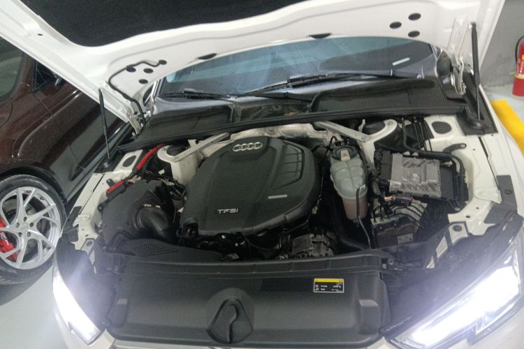 奥迪A4L 2019款 45 TFSI quattro 个性运动版 国VI机舱底盘24