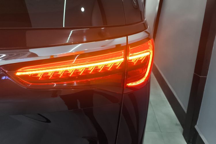 别克GL8 2021款 Avenir艾维亚 七座亲礼版车身外观9