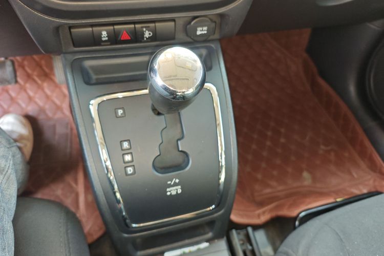 Jeep 自由客 2015款 2.4L 运动版中控内饰18