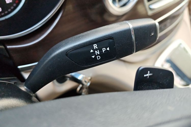 奔驰V级 2020款 V 260 尊贵版中控内饰18