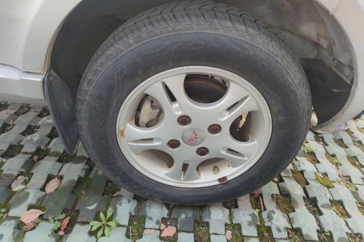 五菱汽车 五菱荣光 2011款 1.2L标准型车身外观10