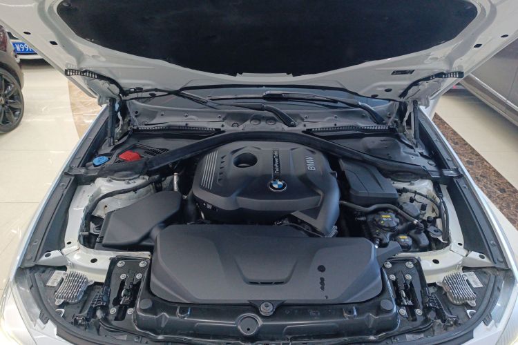 宝马3系GT 2019款 320i M运动套装机舱底盘24