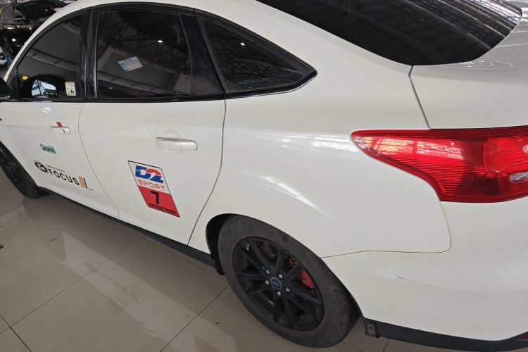 福特 福克斯 2018款 三厢经典 EcoBoost 180 自动精英型车身外观4