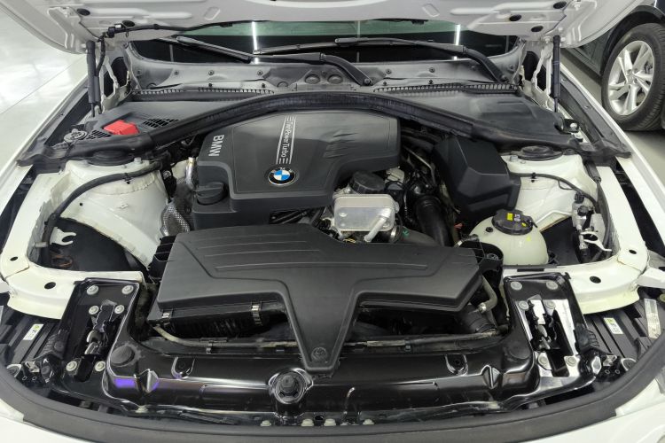 宝马3系 2015款 320Li 豪华设计套装机舱底盘24