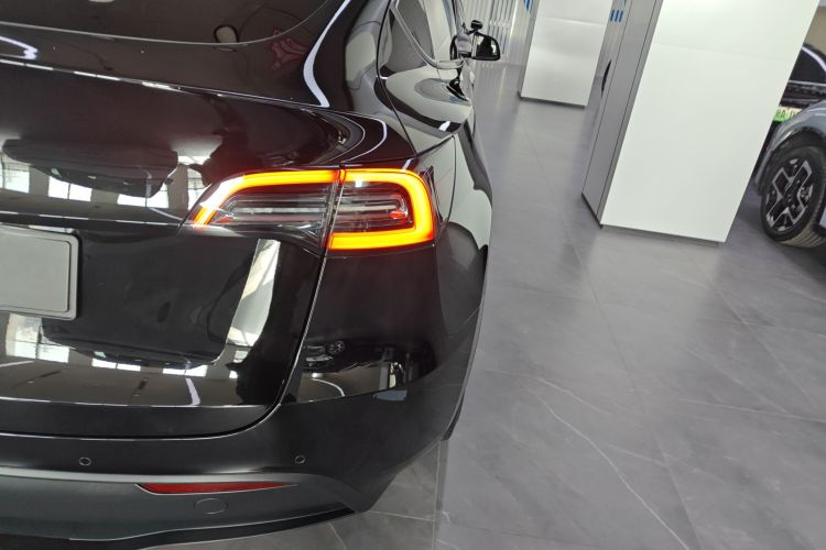 特斯拉 Model Y 2022款 改款 长续航全轮驱动版车身外观9