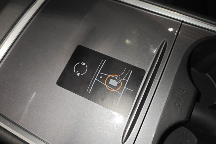 特斯拉 Model Y 2022款 改款 后轮驱动版中控内饰11