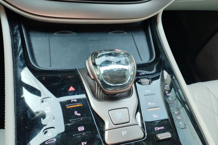 腾势D9 2022款 DM-i 1040 尊贵型中控内饰18