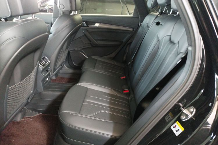 奥迪Q5L 2025款 45周年典藏版 40 TFSI 豪华动感型中控内饰7004