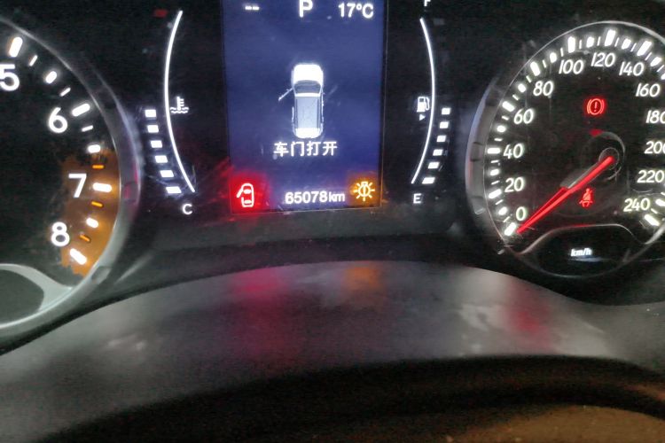 Jeep 自由侠 2018款 互联大屏版 180T 自动劲能版中控内饰15