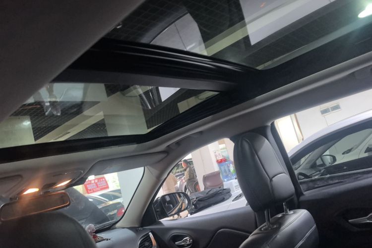 Jeep 自由光 2016款 2.4L 专业智能版中控内饰22