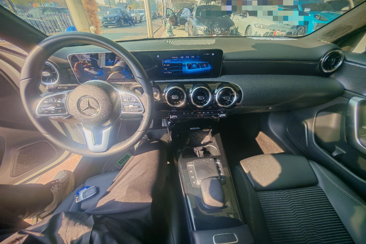 奔驰A级(进口) 2019款 A 200 动感型中控内饰12