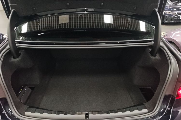 宝马3系 2025款 330Li M运动曜夜套装机舱底盘23