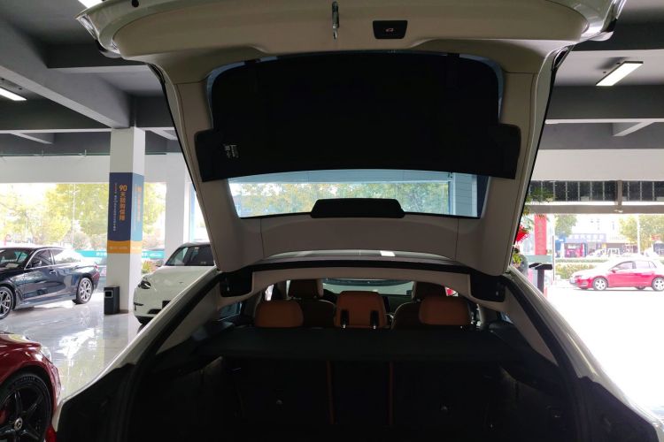 宝马6系GT 2019款 630i 豪华设计套装机舱底盘23