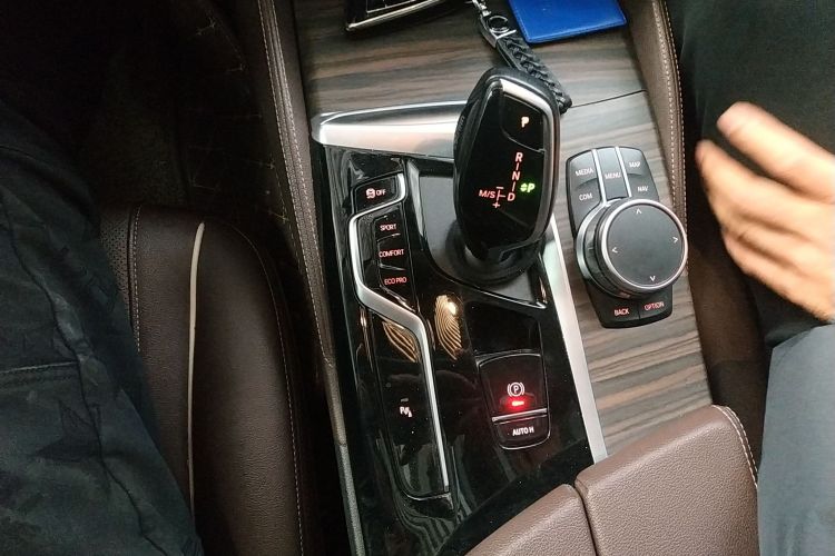 宝马5系 2021款 530Li 领先型 豪华套装中控内饰18