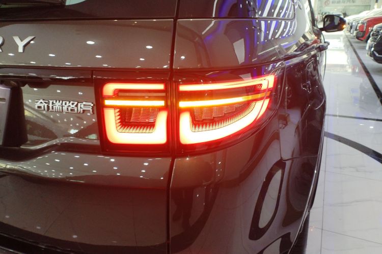 路虎 发现运动版 2024款 豪华定制版车身外观9