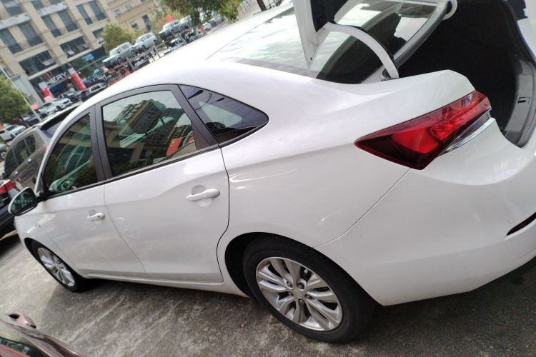 别克 英朗 2021款 改款 典范 1.5L 自动精英型车身外观4