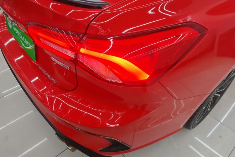 福特 福克斯 2021款 三厢 EcoBoost 180 自动ST Line车身外观9