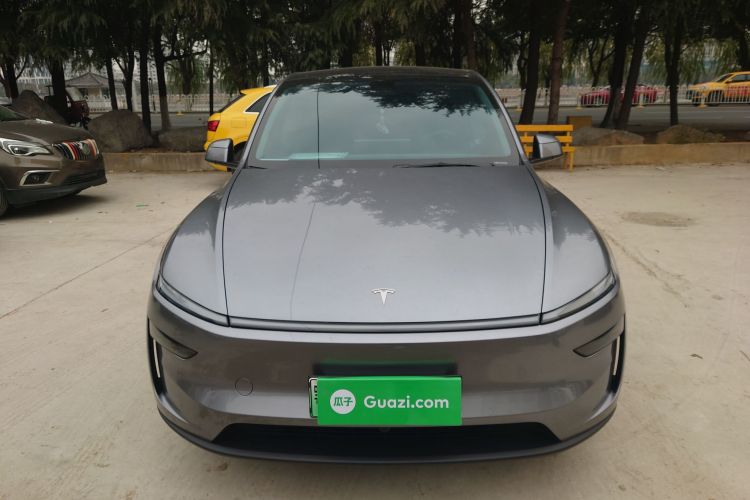 特斯拉 Model Y 2025款 改款 长续航全轮驱动版车身外观2