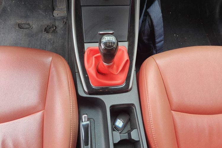 现代 朗动 2016款 1.6L 手动尊贵型中控内饰18