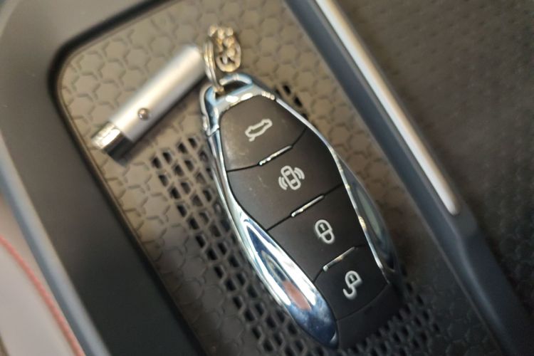 红旗EH7 2025款 640 四驱 智选版中控内饰11