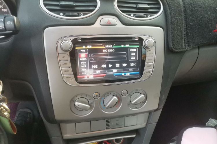 福特 福克斯 2013款 两厢经典 1.8L 手动基本型中控内饰16