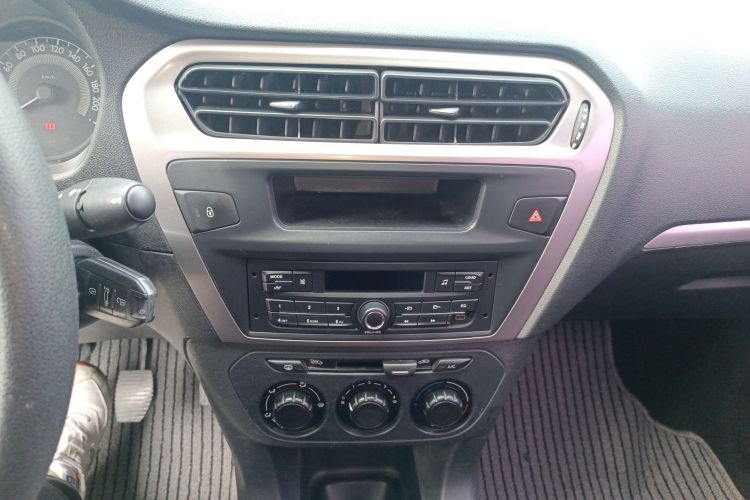 标致301 2014款 1.6L 手动舒适版中控内饰16