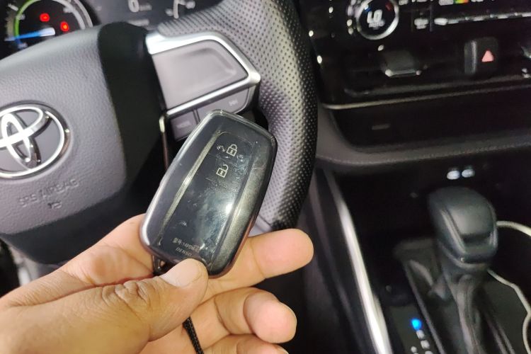 丰田 汉兰达 2023款 2.5L智能电混双擎两驱精英版 5座中控内饰7001