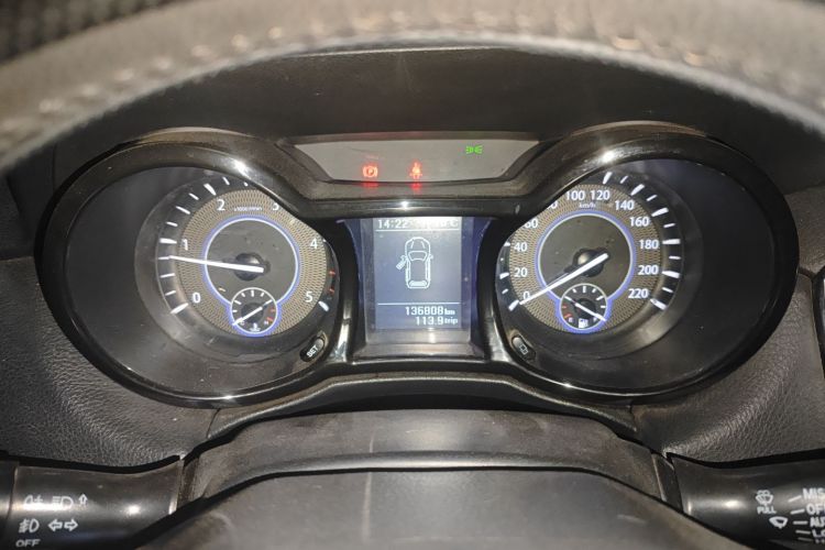 江铃 驭胜S350 2017款 2.0T 手动两驱柴油豪华天窗版5座中控内饰14