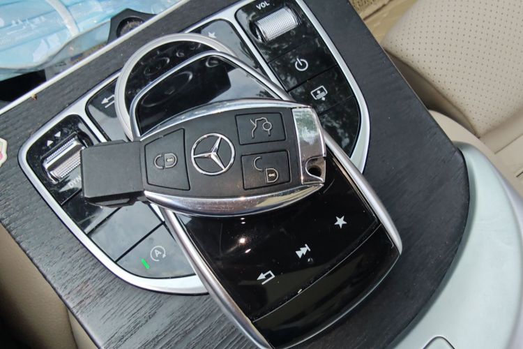 奔驰C级 2018款 C 200 L 4MATIC 运动版中控内饰11