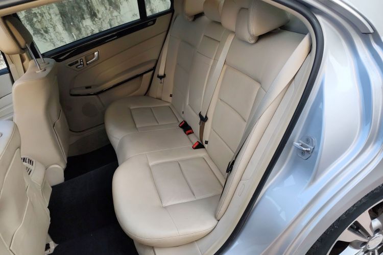 奔驰E级 2014款 E 260 L 运动型中控内饰7003