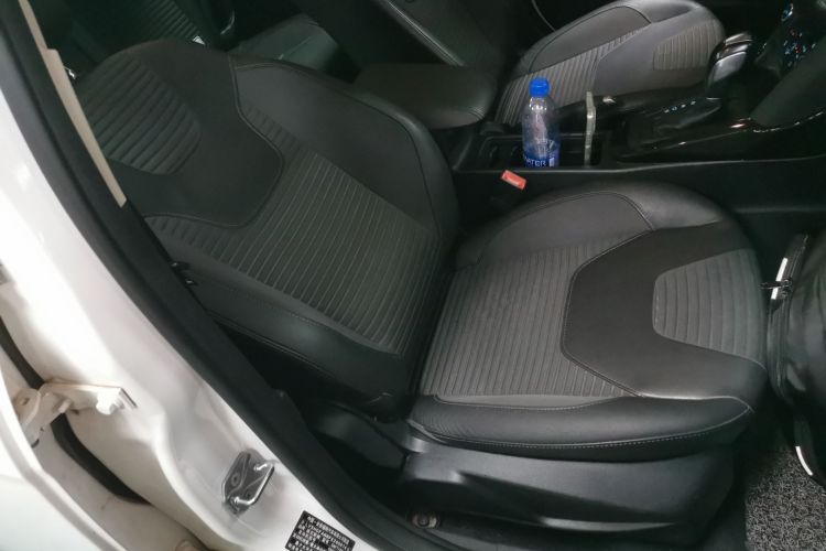 福特 福克斯 2015款 三厢 EcoBoost 125 自动超能风尚型局部细节41